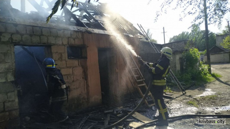 В частном секторе Кривого Рога сгорели хозяйственные постройки