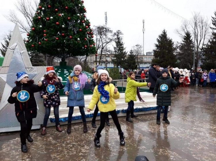 На прежнем месте: в Ингулецком районе Кривого Рога лесная красавица засияла яркими огнями (фото)