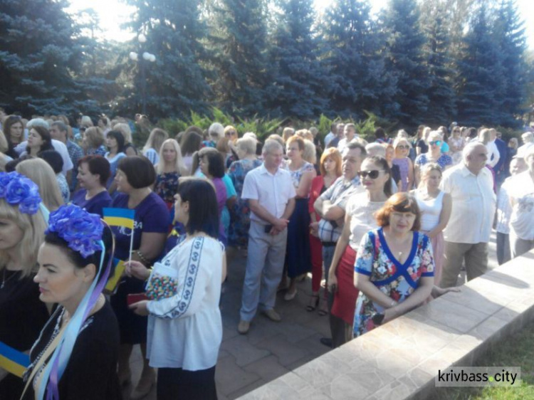 В Кривом Роге торжественно подняли государственный флаг Украины (ФОТО+ВИДЕО)