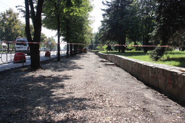 В Кривом Роге приводят в порядок тротуары