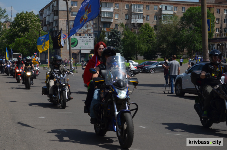 Байкерський пробіг «Червоно-зелена стрічка пам’яті»: у Кривому Розі нагадали про подвиг захисників Маріуполя – фото