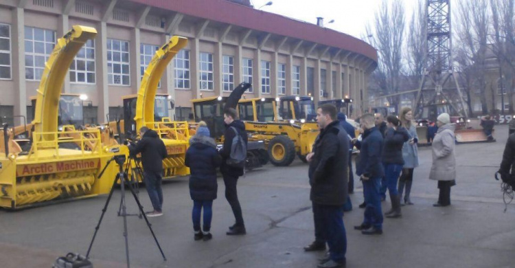 В Кривом Роге прошел парад снегоуборочной техники (ФОТОРЕПОРТАЖ)