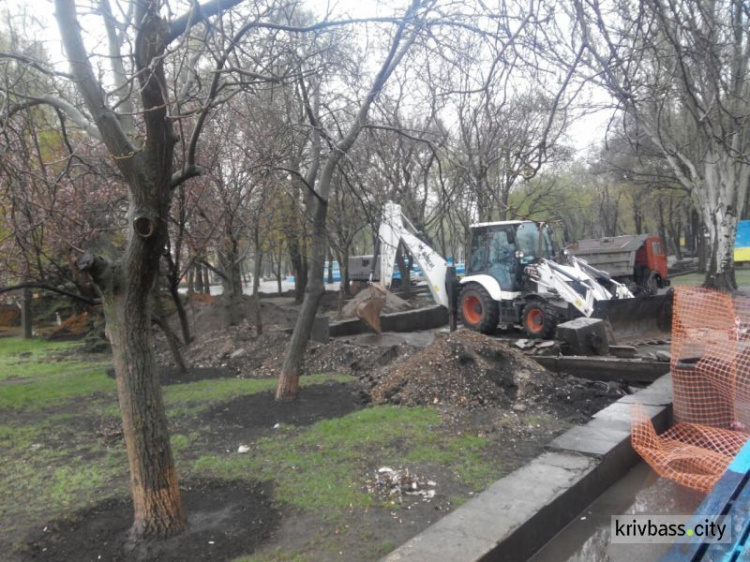 Полным ходом: в Кривом Роге идет ремонт парка имени Богдана Хмельницкого (фотофакт)