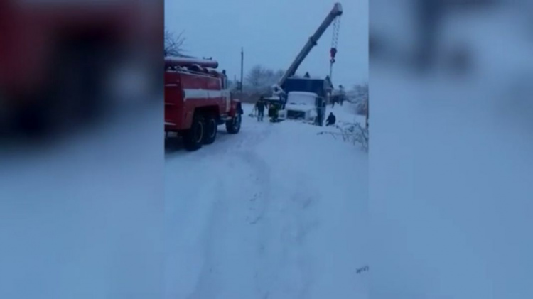 Под Кривым Рогом спасатели продолжают вытаскивать автомобили и автобусы (фото)