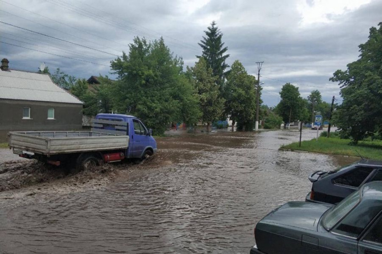 Под Кривым Рогом в затопленном посёлке ведутся работы по откачке воды в домах (фото)