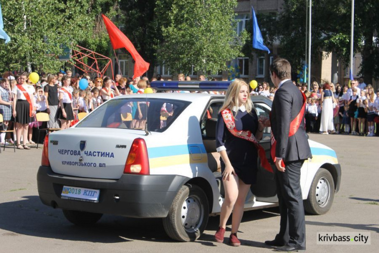 Отшумели: в школах Кривого Рога прозвенел последний звонок (ФОТО) + (ВИДЕО) + (ОБНОВЛЕНО)