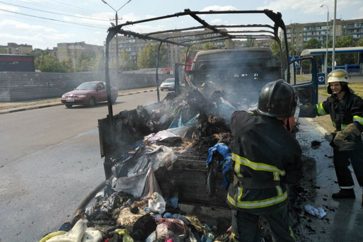 Во время движения на объездной дороге загорелся грузовой автомобиль