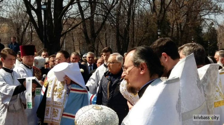 В Кривом Роге прошло торжественное открытие скульптуры (ФОТОРЕПОРТАЖ, ВИДЕО)