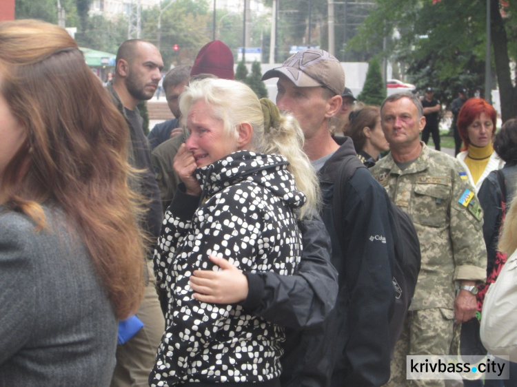 В Кривом Роге замкомбата стал на колени перед родственниками погибших под Иловайском (ФОТО)