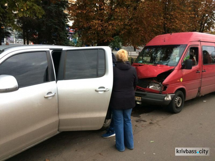 В Кривом Роге произошло ДТП с участием трех машин и маршрутки (ФОТОФАКТ)