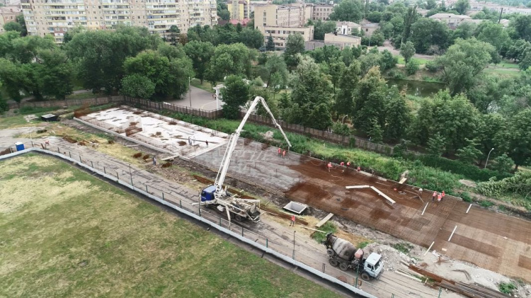 Нардеп из Кривого Рога договорился о возобновлении реконструкции одного из крупнейших стадионов в городе