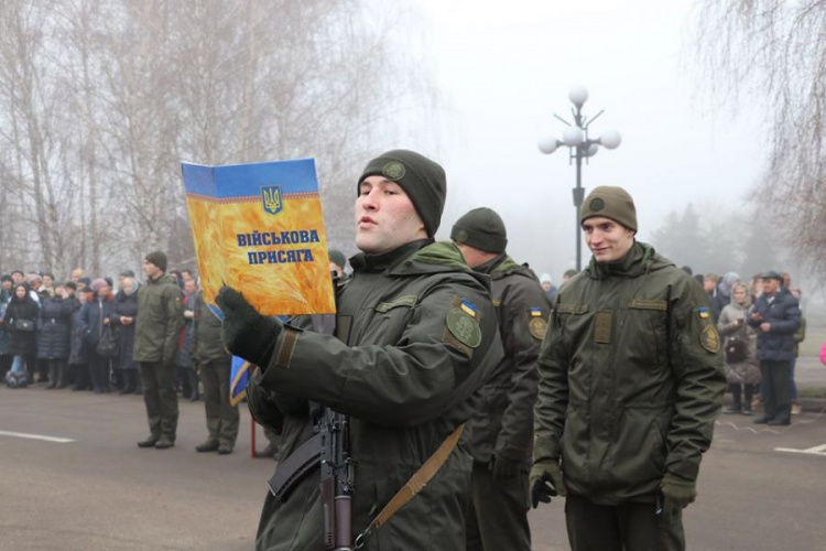 В Кривом Роге двое нацгвардейцев признались своим возлюбленным в любви