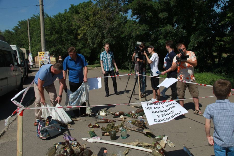 В Кривом Роге с мусором в реке боролись журналисты и водолазы