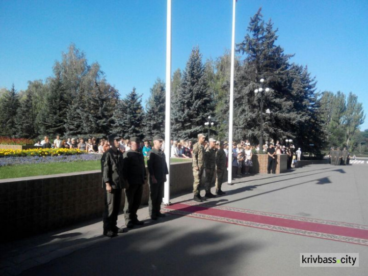 В Кривом Роге торжественно подняли государственный флаг Украины (ФОТО+ВИДЕО)