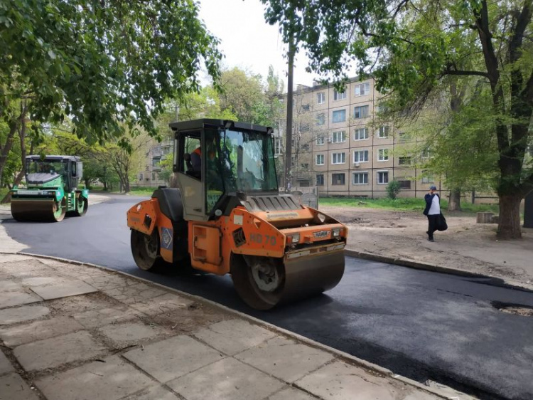 В Кривом Роге ремонтируют внутриквартальные дороги (фото)