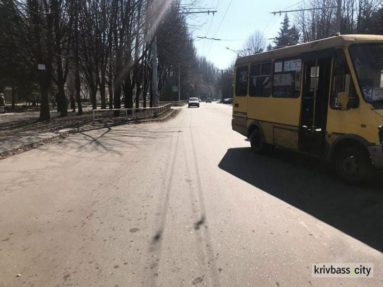 В Кривом Роге маршрутка сбила пенсионерку на остановке