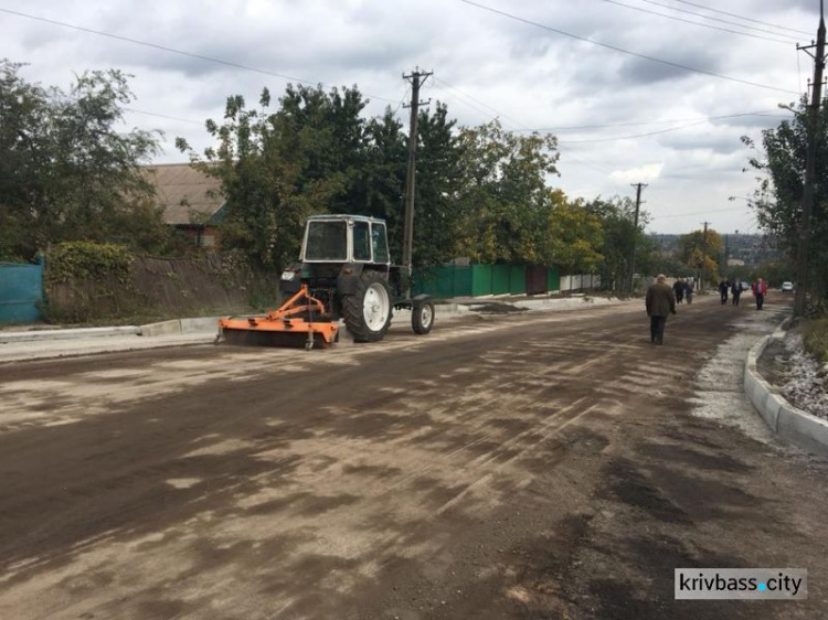 Криворожские коммунальщики показали толщину нового асфальта на улице Толстого (ФОТОФАКТ)