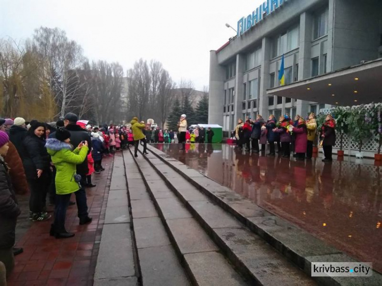 В Кривом Роге угощали блинами и сжигали чучело (ФОТО+ВИДЕО)