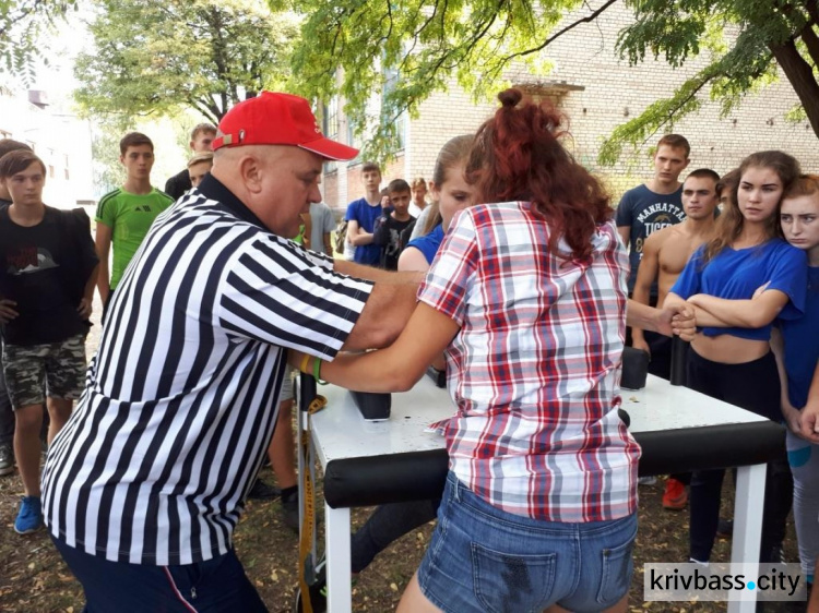 В Индустриальном колледже Кривого Рога первокурсников испытали на силу, выносливость и находчивость (ФОТО)