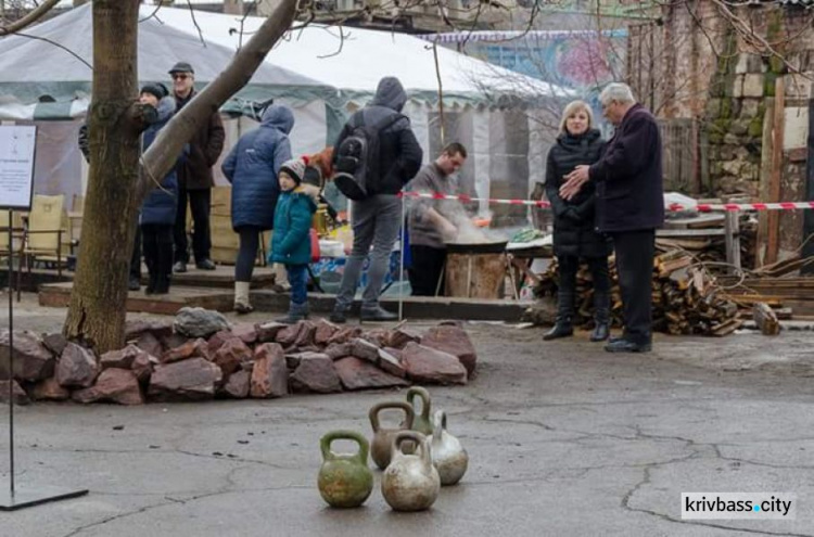 В Покровском районе Кривого Рога отмечали Масленицу народными гуляньями и с традиционными блинами (ФОТО)