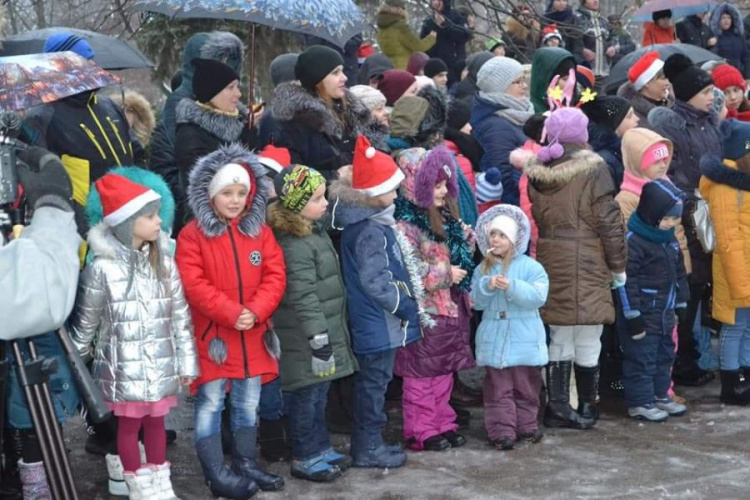 Весело и шумно прошло открытие городка: в Кривом Роге военные установили лесную красавицу (фото)