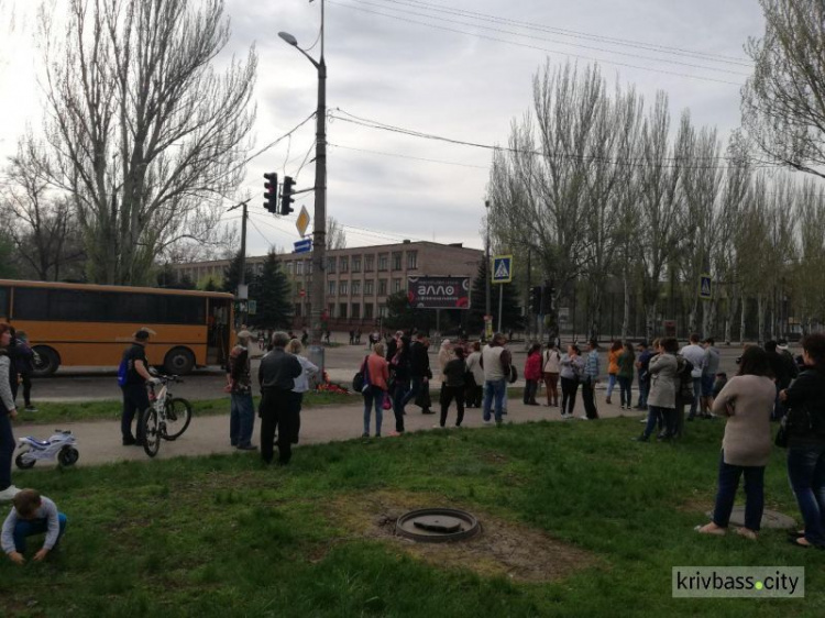 Жители Кривого Рога в знак скорби несут цветы и венки к месту трагедии