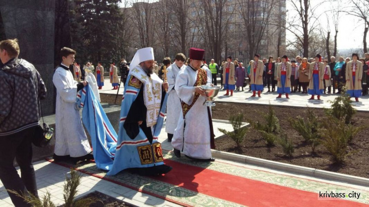 В Кривом Роге прошло торжественное открытие скульптуры (ФОТОРЕПОРТАЖ, ВИДЕО)