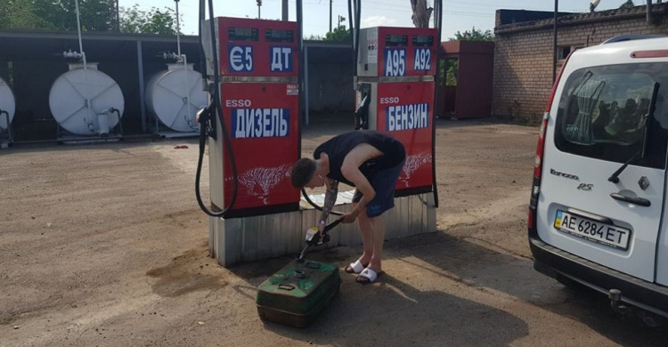 В Кривом Роге полицейские упорно не замечали нелегальную автозаправку рядом с их управлением, - депутат (фото)