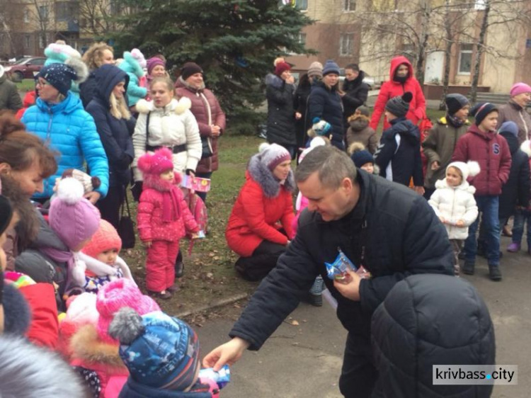 В микрорайоне Восточный-1 в Кривом Роге открылась новогодняя ёлка (ФОТОФАКТ)