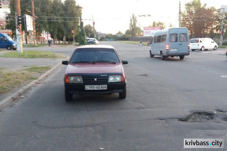 В Кривом Роге столкнулись маршрутка и легковой автомобиль, есть пострадавшие (ФОТО)