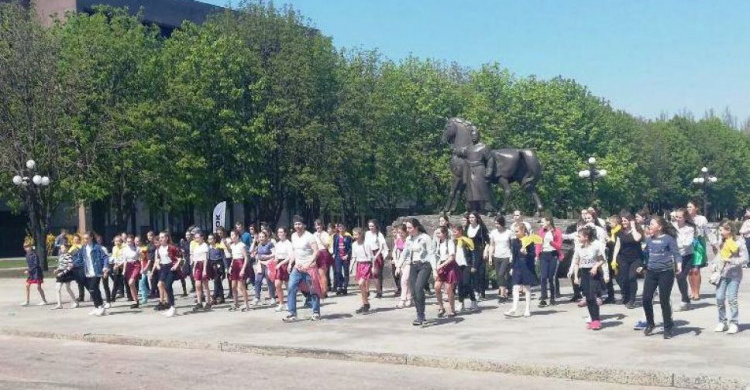 В центре Кривого Рога школьники устроили танцевальный экологический флешмоб (фото, видео)