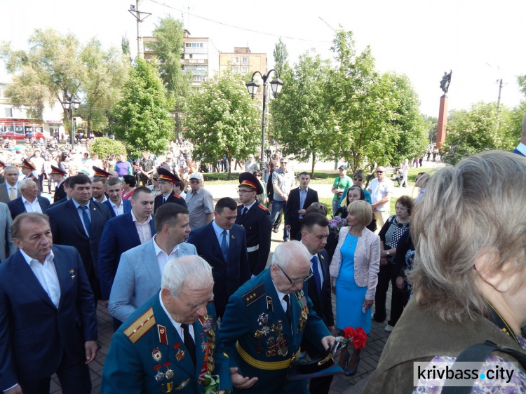 По улицам Кривого Рога проехал танк Т-34, который дошел до Берлина (ФОТО)