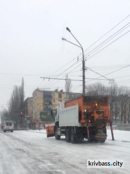 В Кривом Роге с утра задействованы 26 единиц техники для расчистки дорог (ФОТО)