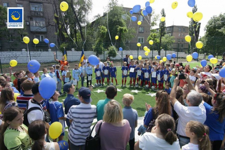 В Кривом Роге школа получила новое футбольное поле (ФОТО)