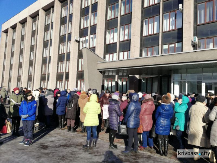 Сотрудники КПВС в Кривом Роге митингуют под стенами горисполкома (обновлено) (ВИДЕО, ФОТО)