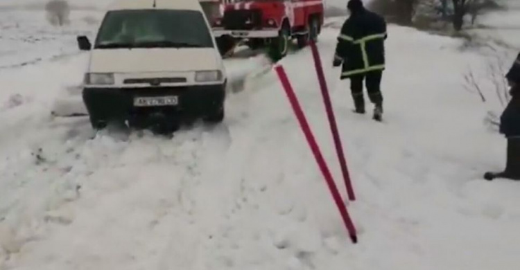 Под Кривым Рогом спасатели продолжают вытаскивать автомобили и автобусы (фото)