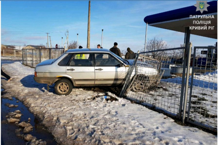 В Кривом Роге пьяный водитель снес металлическое ограждение  (фото)