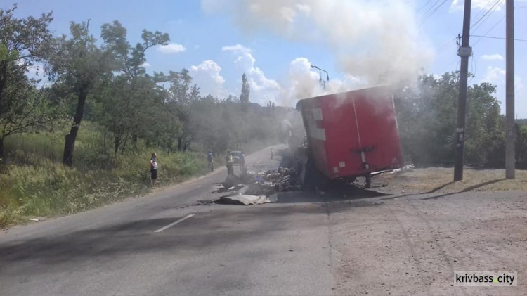 Во время движения на Кирпичном загорелся прицеп грузовика с посылками