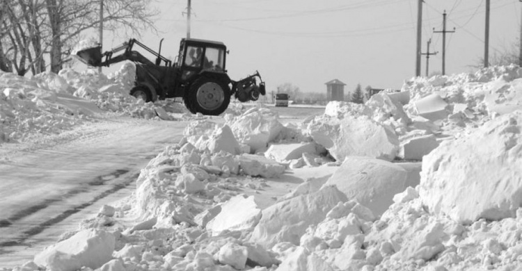 Под Кривым Рогом спасатели доставали из сугробов грузовой транспорт