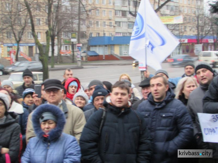 Крики, возмущения и переживания: в Кривом Роге митинговали сотрудники Кривбасспромводоснабжения