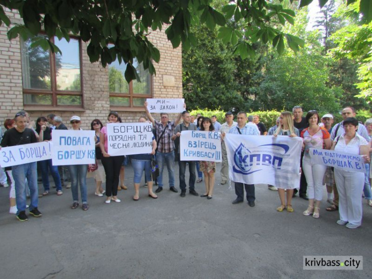 В Кривом Роге коллектив предприятия вышел под стены полиции, чтобы поддержать своего коллегу