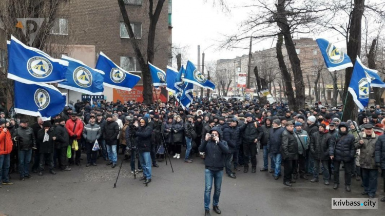 Требования, профсоюзы, обещания: в Кривом Роге прошел митинг за повышение зарплат