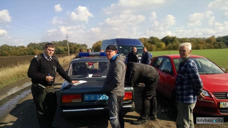 Под Кривым Рогом неизвестные начали резать на металл трубы орошения, вмешались местные жители и  полиция (ФОТО)