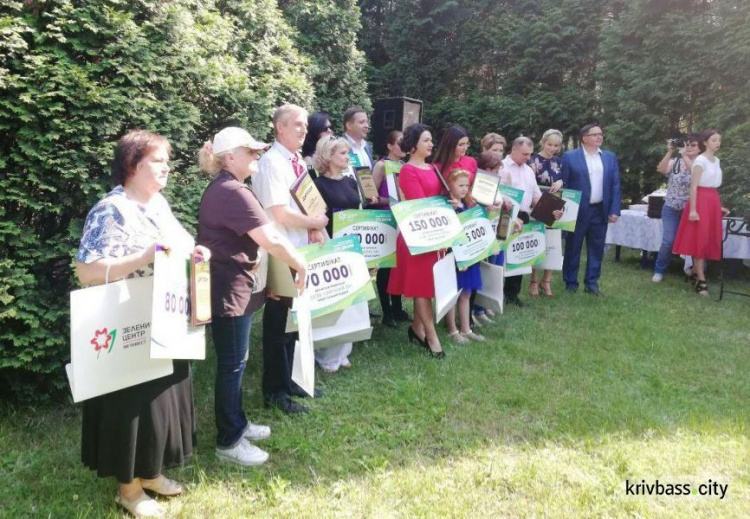 В Кривом Роге появятся новые площадки, лавочки и беседки: победителям конкурса "Сто дворов" вручили сертификаты (фото)