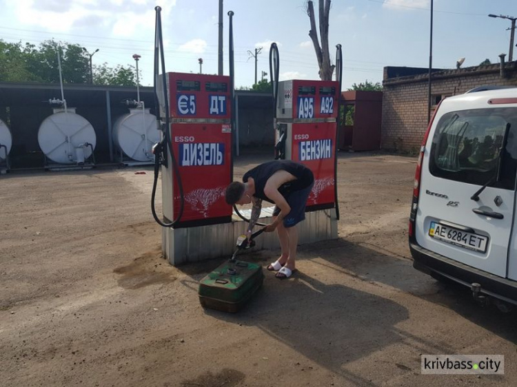 В Кривом Роге полицейские упорно не замечали нелегальную автозаправку рядом с их управлением, - депутат (фото)