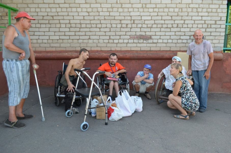 В Кривом Роге жители собирают помощь для пациентов психоневрологического интерната