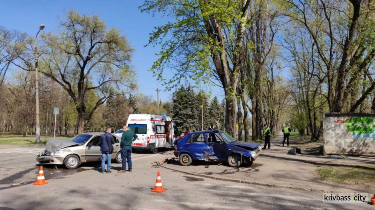 В Кривом Роге на перекрёстке столкнулись две машины: пострадала женщина