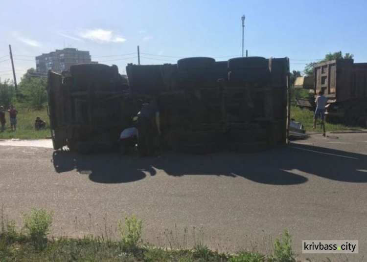 Опасный манёвр: в Кривом Роге опрокинулся грузовик (ФОТО)