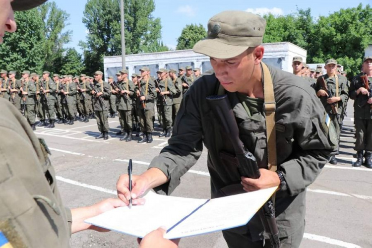 В Кривом Роге 168 нацгвардейцев приняли присягу (фото)