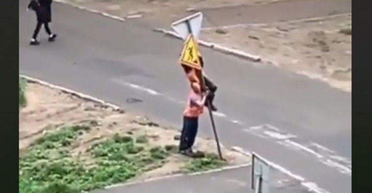 Сеть позабавило видео установки дорожного знака